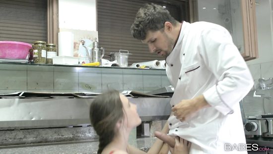 Молодая телочка пристала к повару в кафе и отсасала его член прямо на кухне